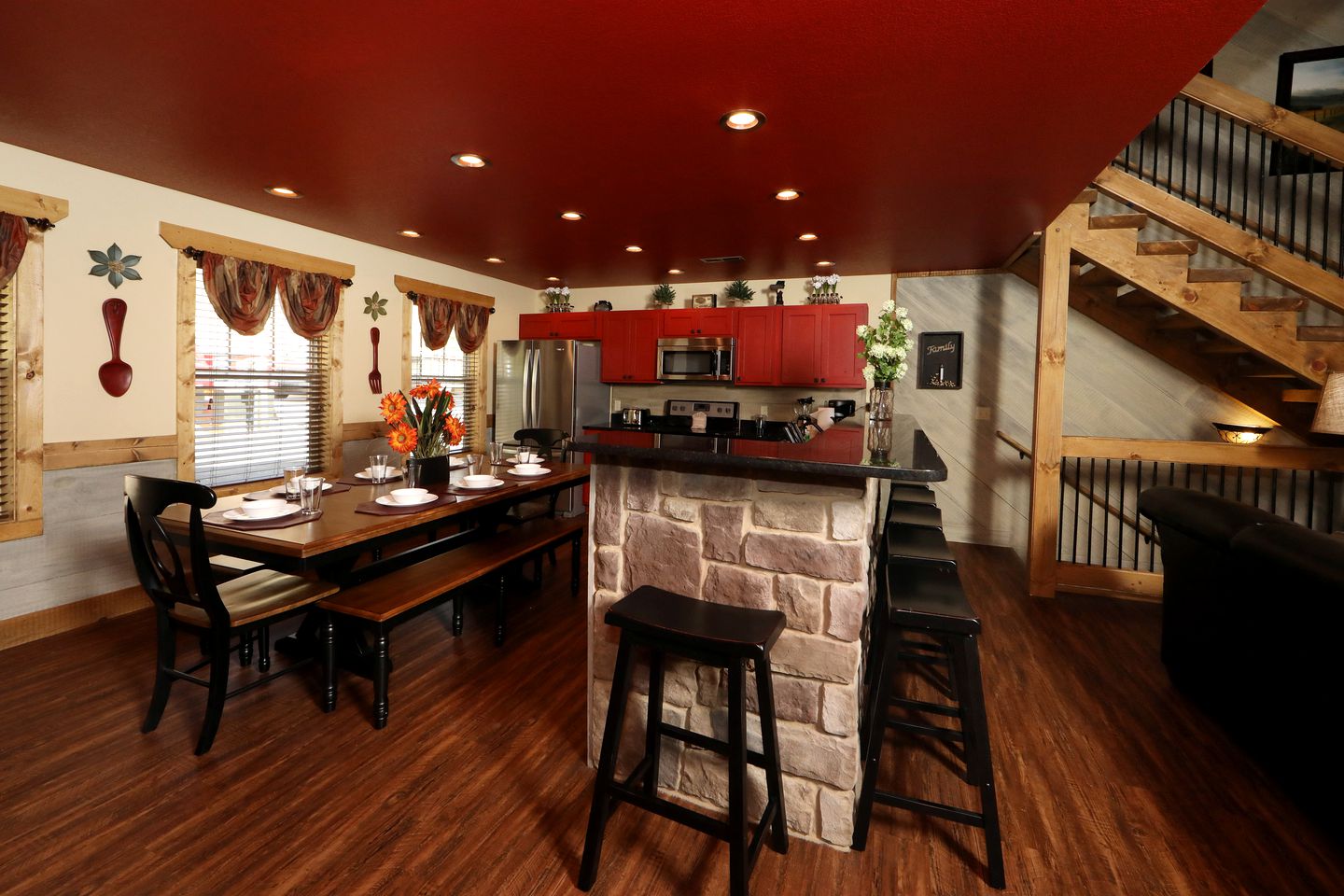 Stunning Cozy Cabin with Game Room, Indoor and Outdoor Swimming Pool and Hot-tub in Gatlinburg, Tennessee