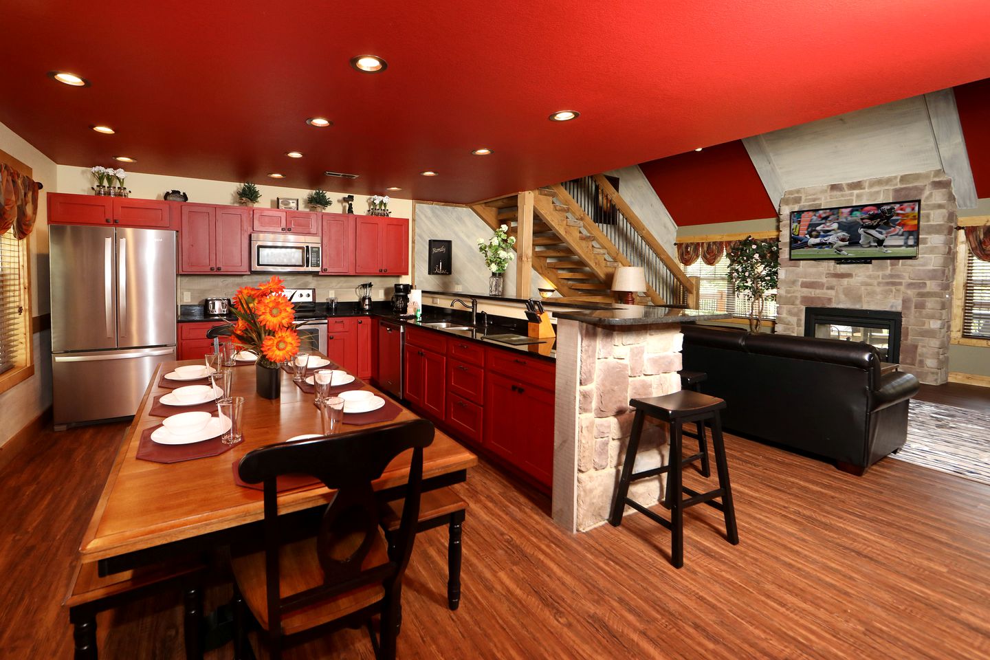 Stunning Cozy Cabin with Game Room, Indoor and Outdoor Swimming Pool and Hot-tub in Gatlinburg, Tennessee