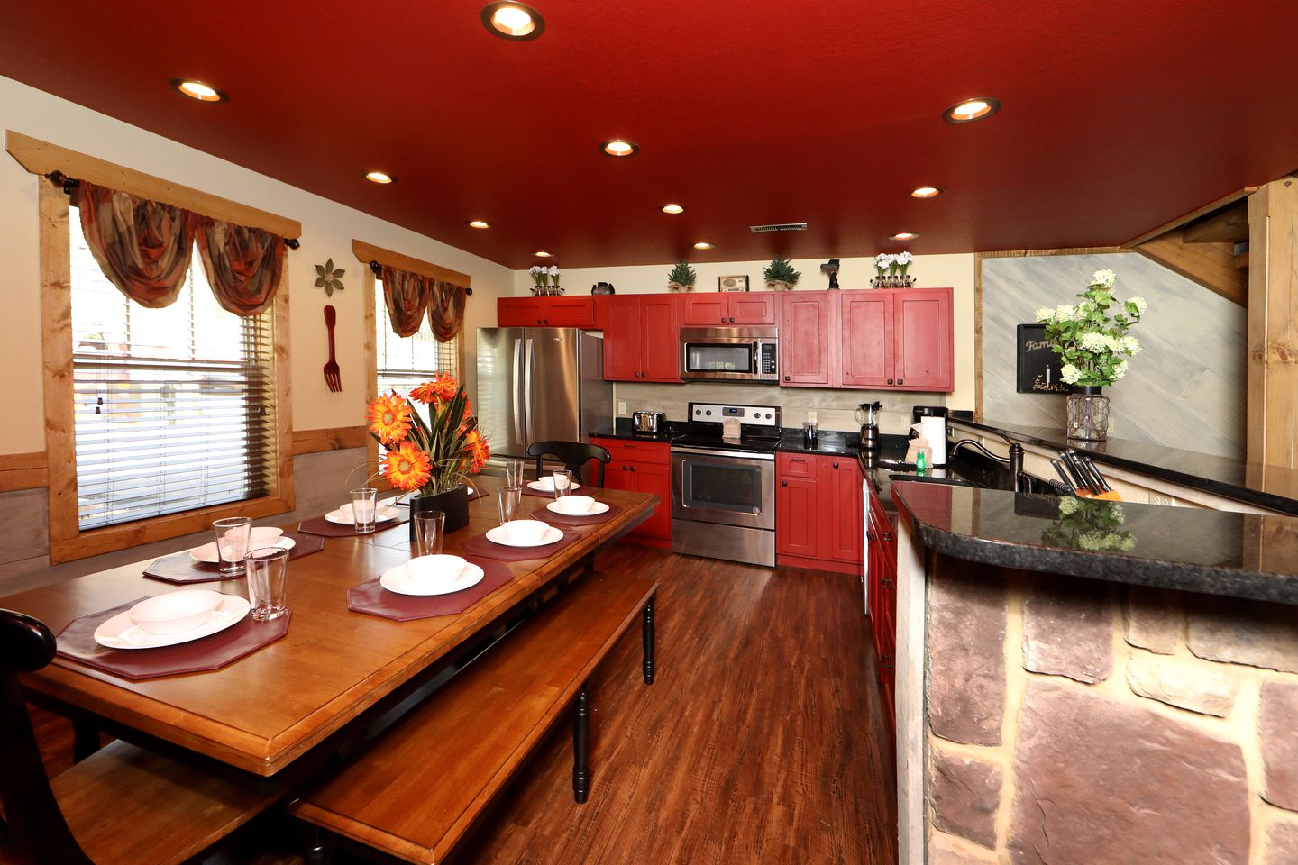 Stunning Cozy Cabin with Game Room, Indoor and Outdoor Swimming Pool and Hot-tub in Gatlinburg, Tennessee