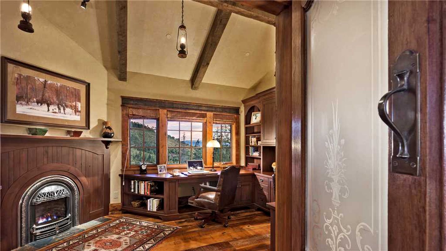 Luxury Mountain Getaway close to Skiing and City Attractions in Steamboat Springs, Colorado