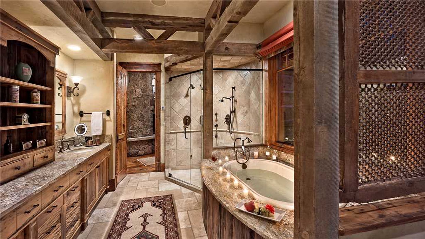 Luxury Mountain Getaway close to Skiing and City Attractions in Steamboat Springs, Colorado