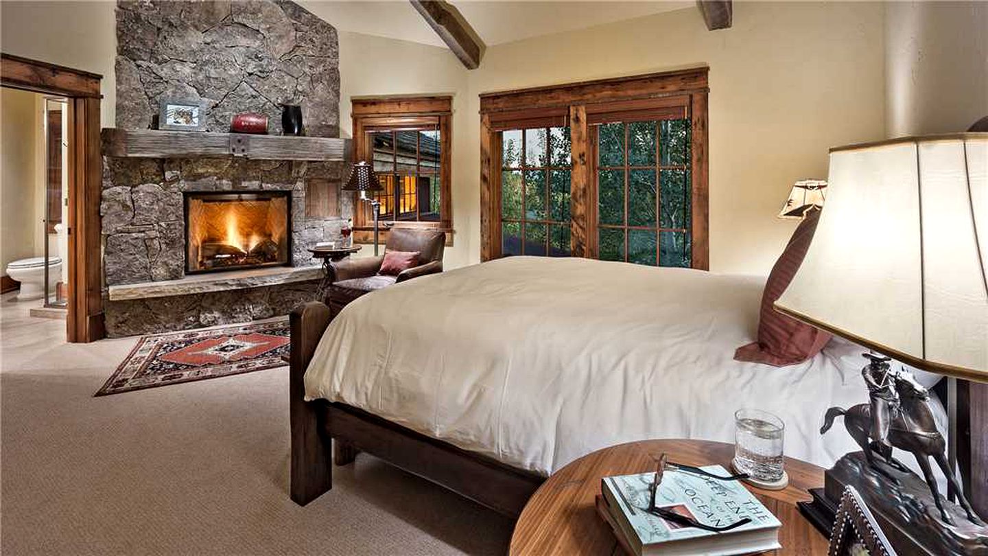 Luxury Mountain Getaway close to Skiing and City Attractions in Steamboat Springs, Colorado