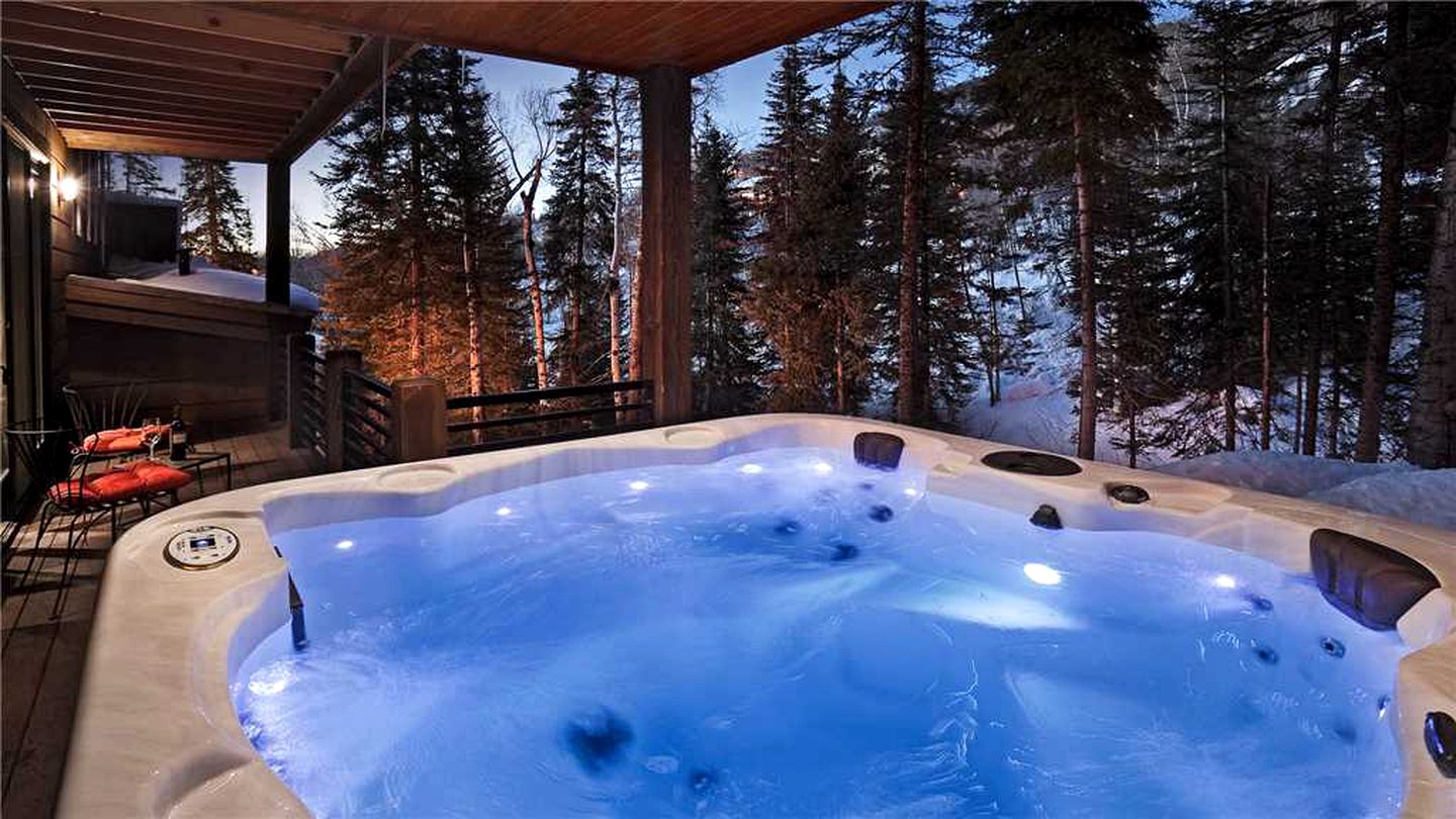 Cozy Pet-Friendly Vacation Rental with a Private Hot Tub near Steamboat Ski Resort, Colorado