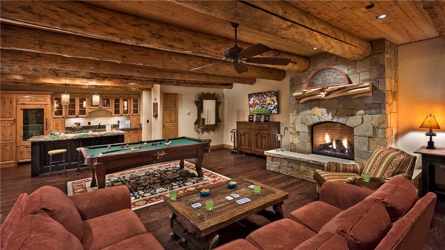 Rustic Vacation Rental with Exposed Log Beams near the Steamboat Ski Area, Colorado