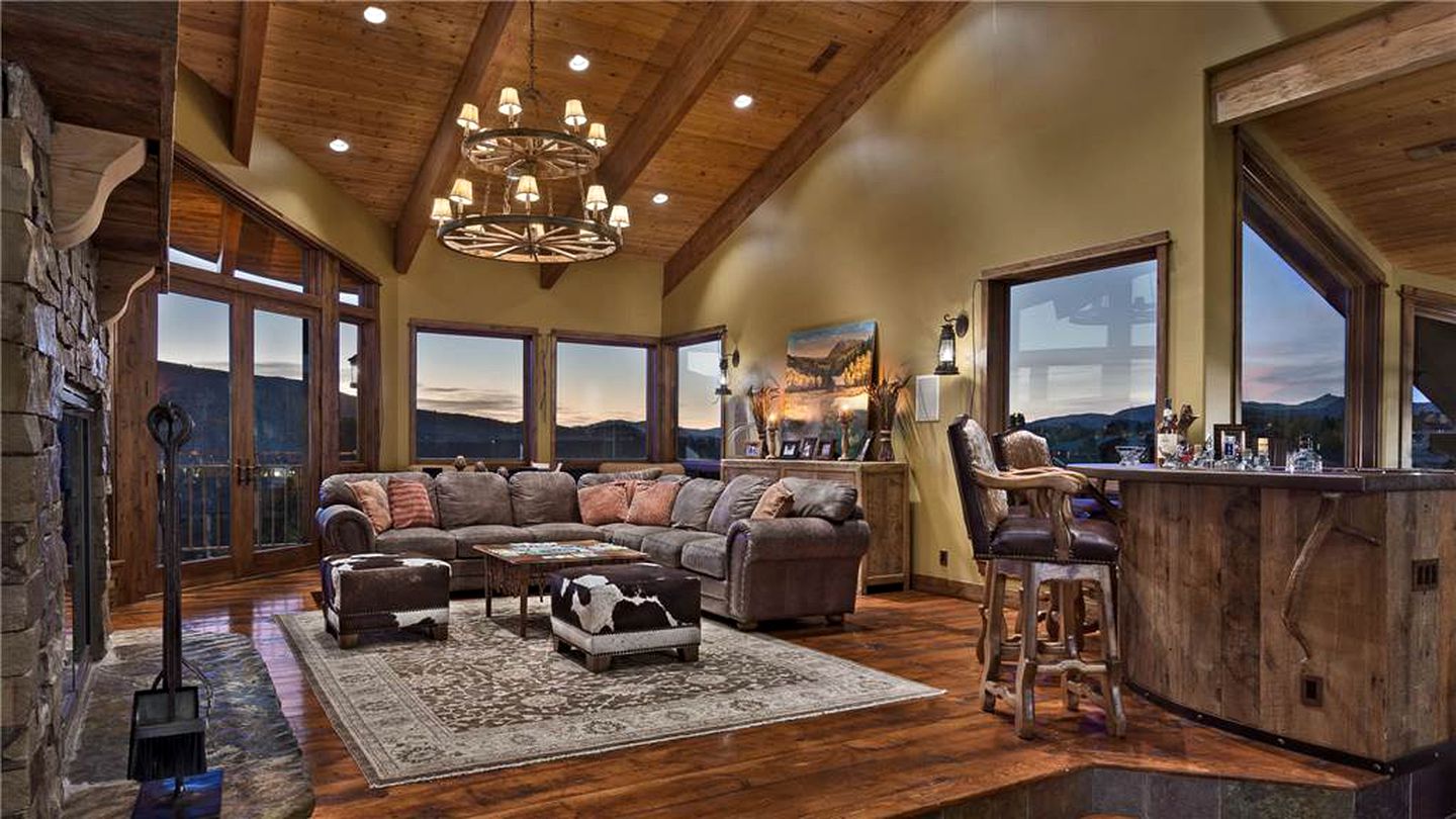 Charming Vacation Rental with a Hot Tub near Stagecoach Reservoir, Colorado