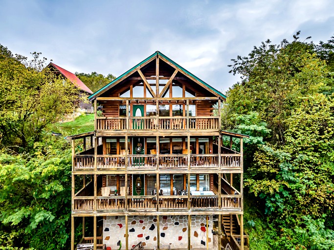 Pet Friendly Log Cabin in the Heart of the Smoky Mountains with Hot Tub and a Pool Table, Sevierville