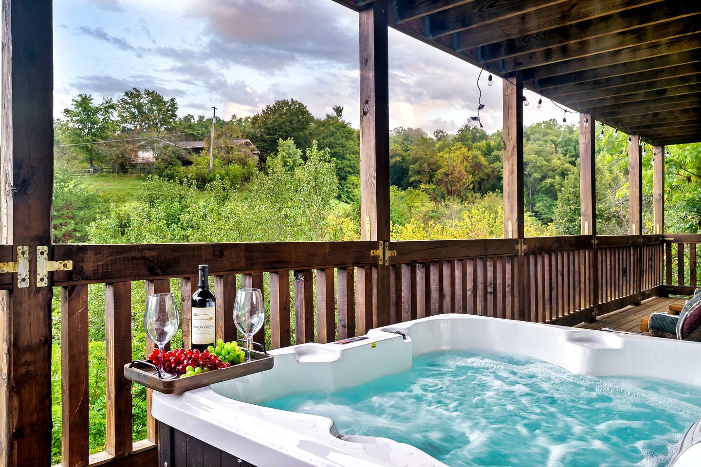 Pet Friendly Log Cabin in the Heart of the Smoky Mountains with Hot Tub and a Pool Table, Sevierville
