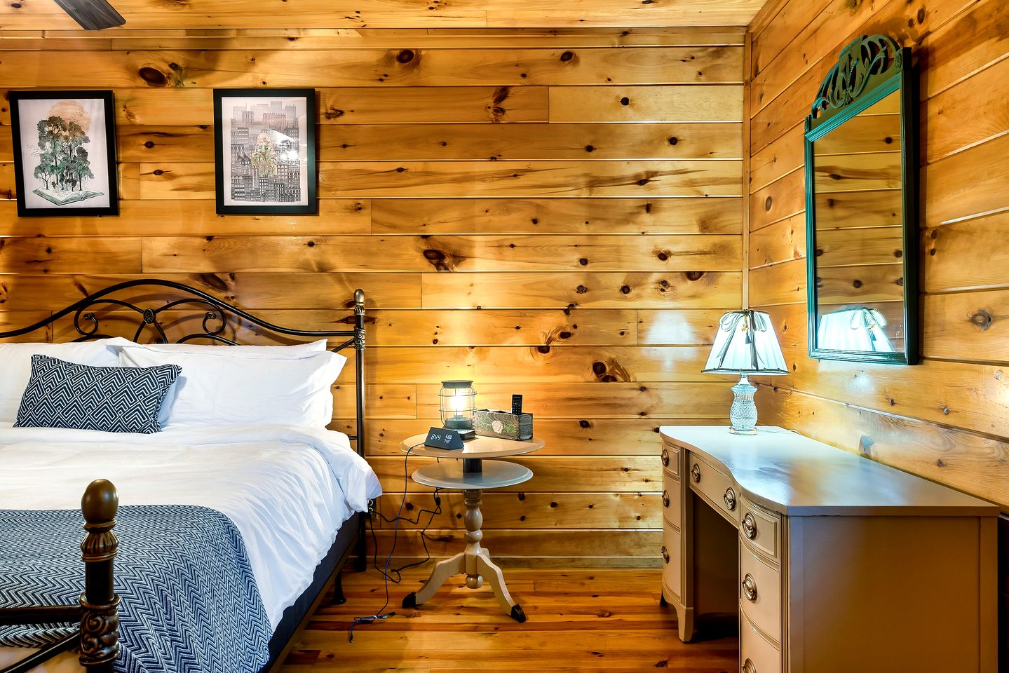 Pet Friendly Log Cabin in the Heart of the Smoky Mountains with Hot Tub and a Pool Table, Sevierville