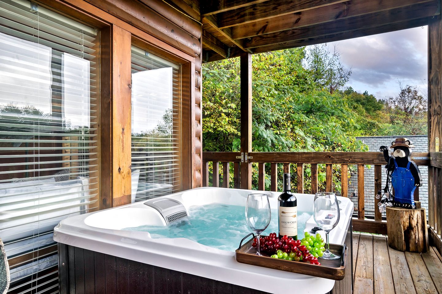 Pet Friendly Log Cabin in the Heart of the Smoky Mountains with Hot Tub and a Pool Table, Sevierville