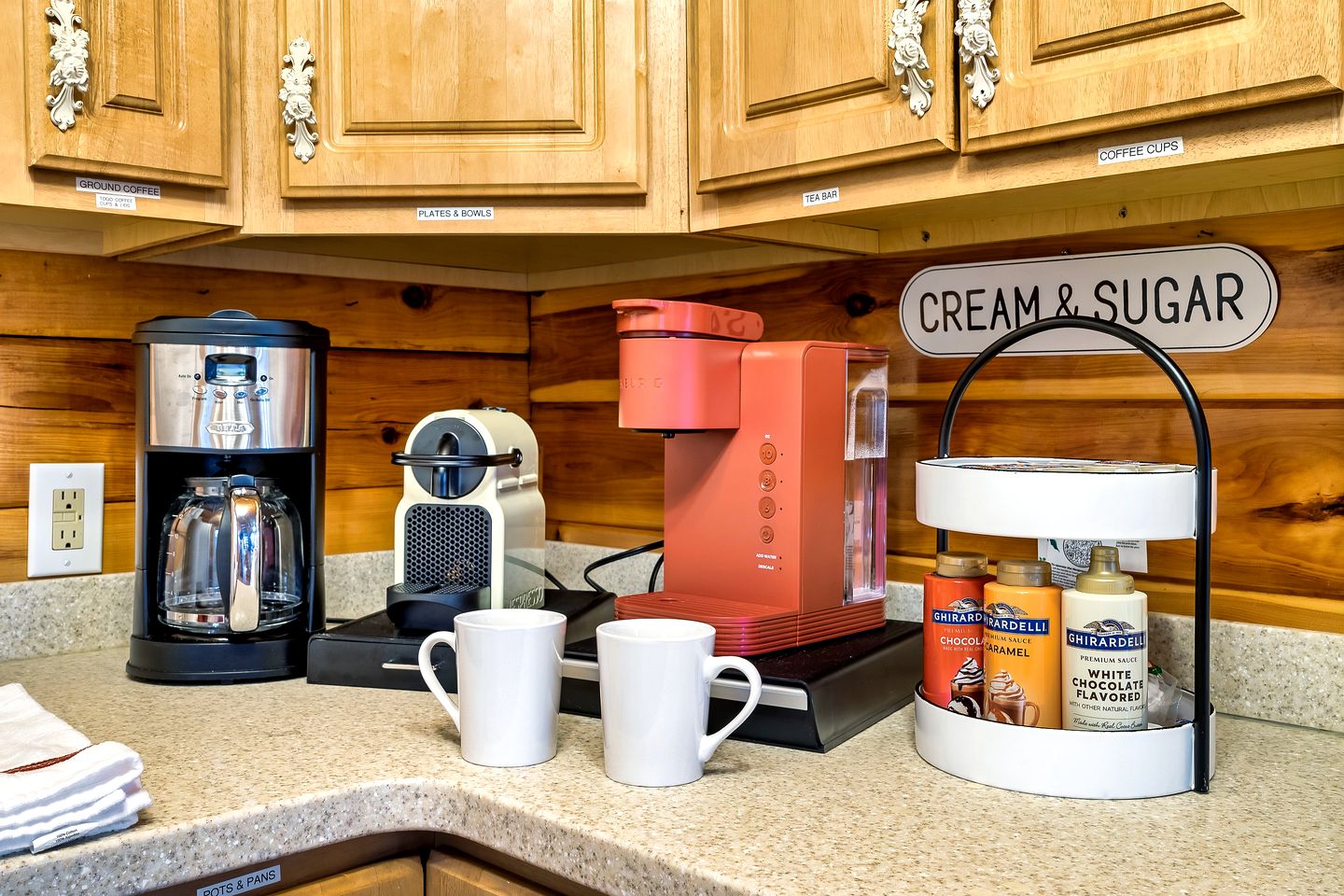 Pet Friendly Log Cabin in the Heart of the Smoky Mountains with Hot Tub and a Pool Table, Sevierville
