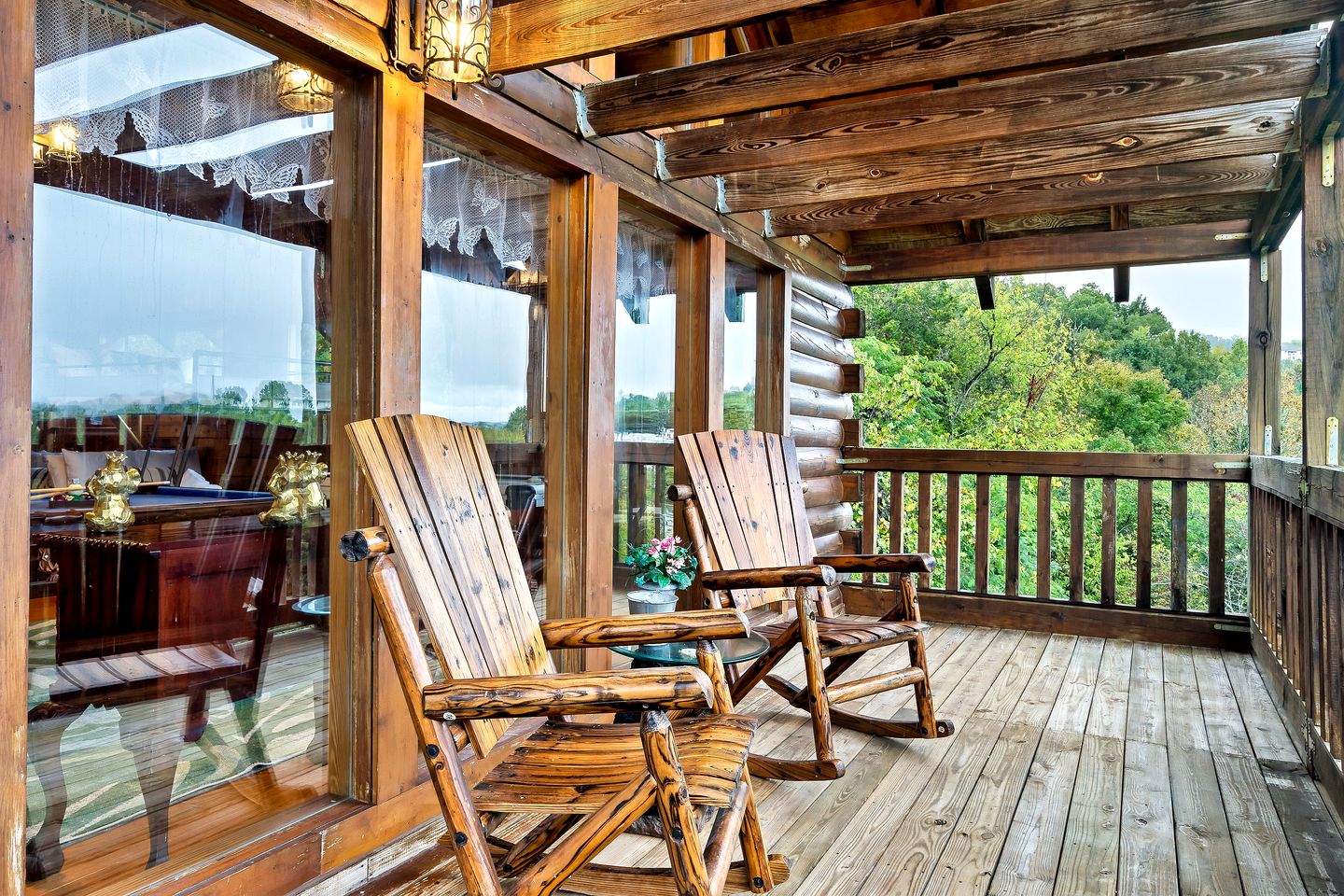 Pet Friendly Log Cabin in the Heart of the Smoky Mountains with Hot Tub and a Pool Table, Sevierville