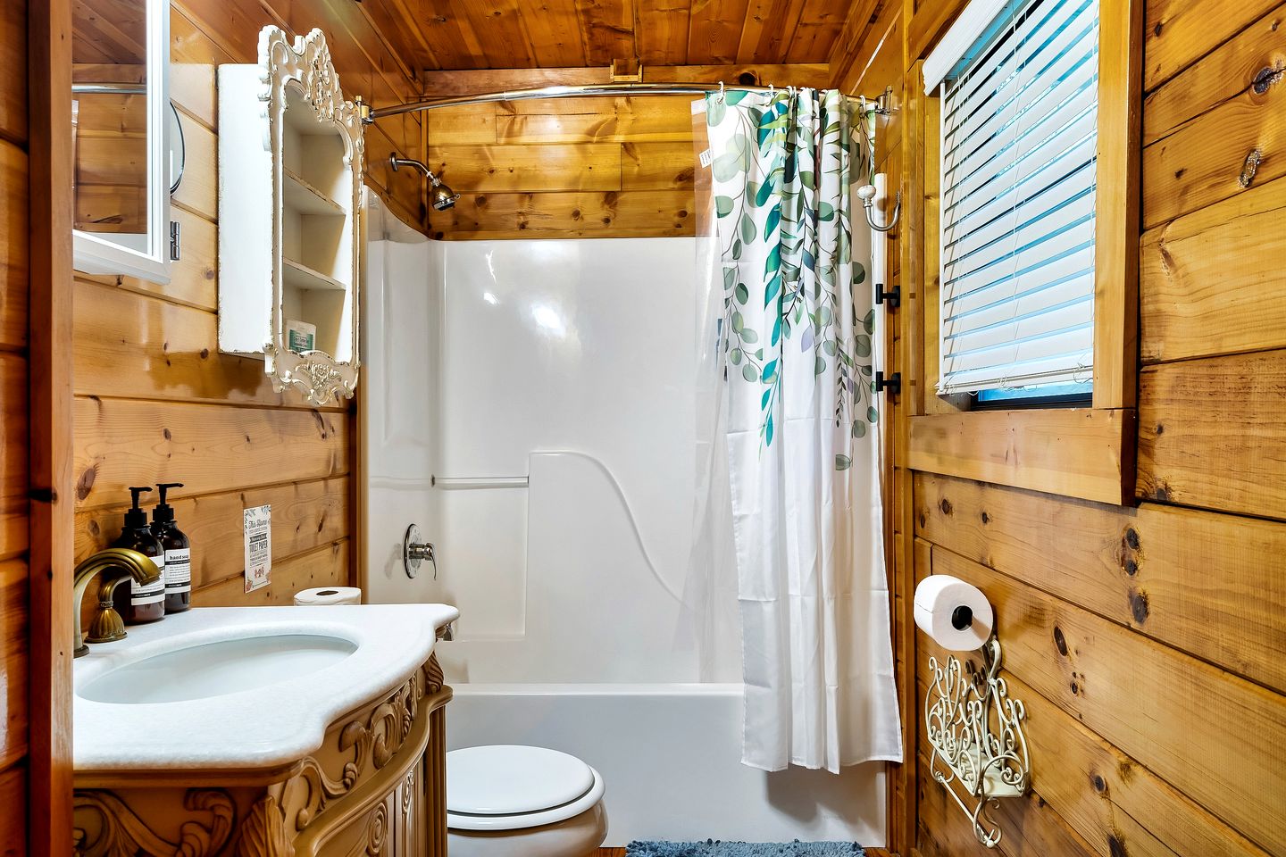 Pet Friendly Log Cabin in the Heart of the Smoky Mountains with Hot Tub and a Pool Table, Sevierville