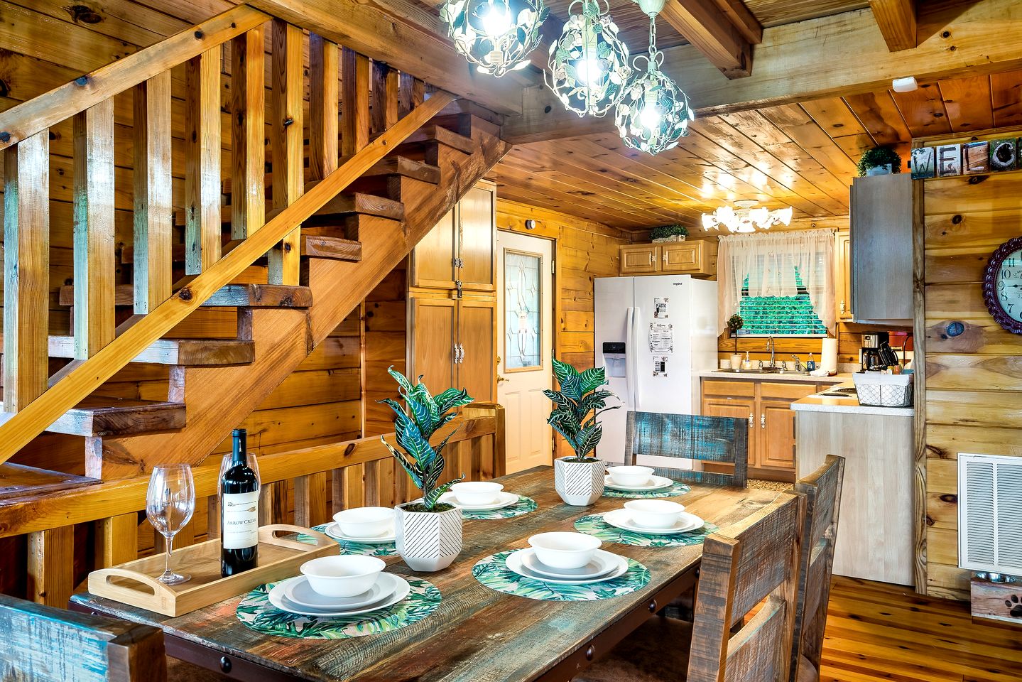 Pet Friendly Log Cabin in the Heart of the Smoky Mountains with Hot Tub and a Pool Table, Sevierville