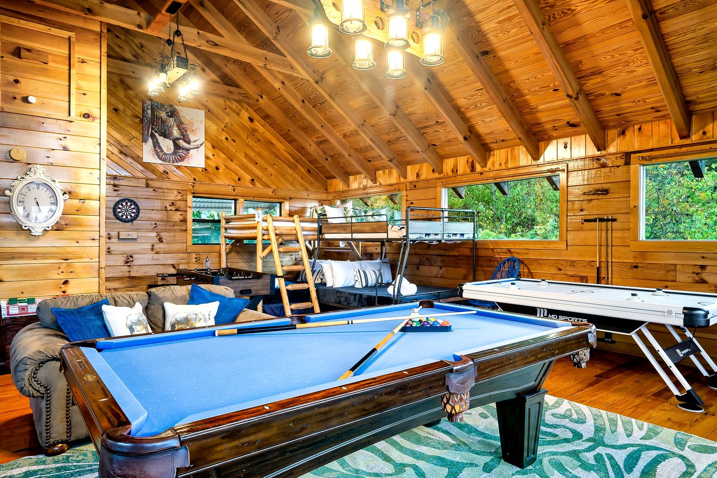 Pet Friendly Log Cabin in the Heart of the Smoky Mountains with Hot Tub and a Pool Table, Sevierville