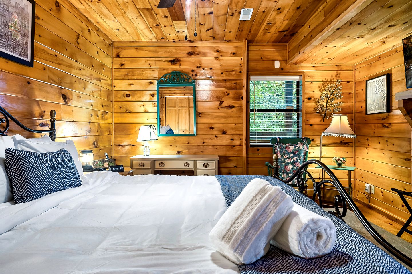 Pet Friendly Log Cabin in the Heart of the Smoky Mountains with Hot Tub and a Pool Table, Sevierville