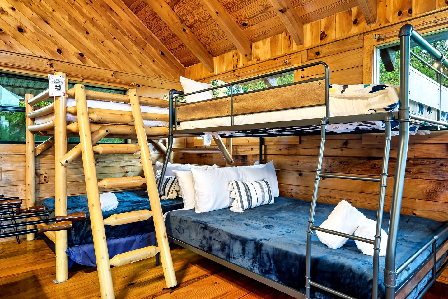 Pet Friendly Log Cabin in the Heart of the Smoky Mountains with Hot Tub and a Pool Table, Sevierville