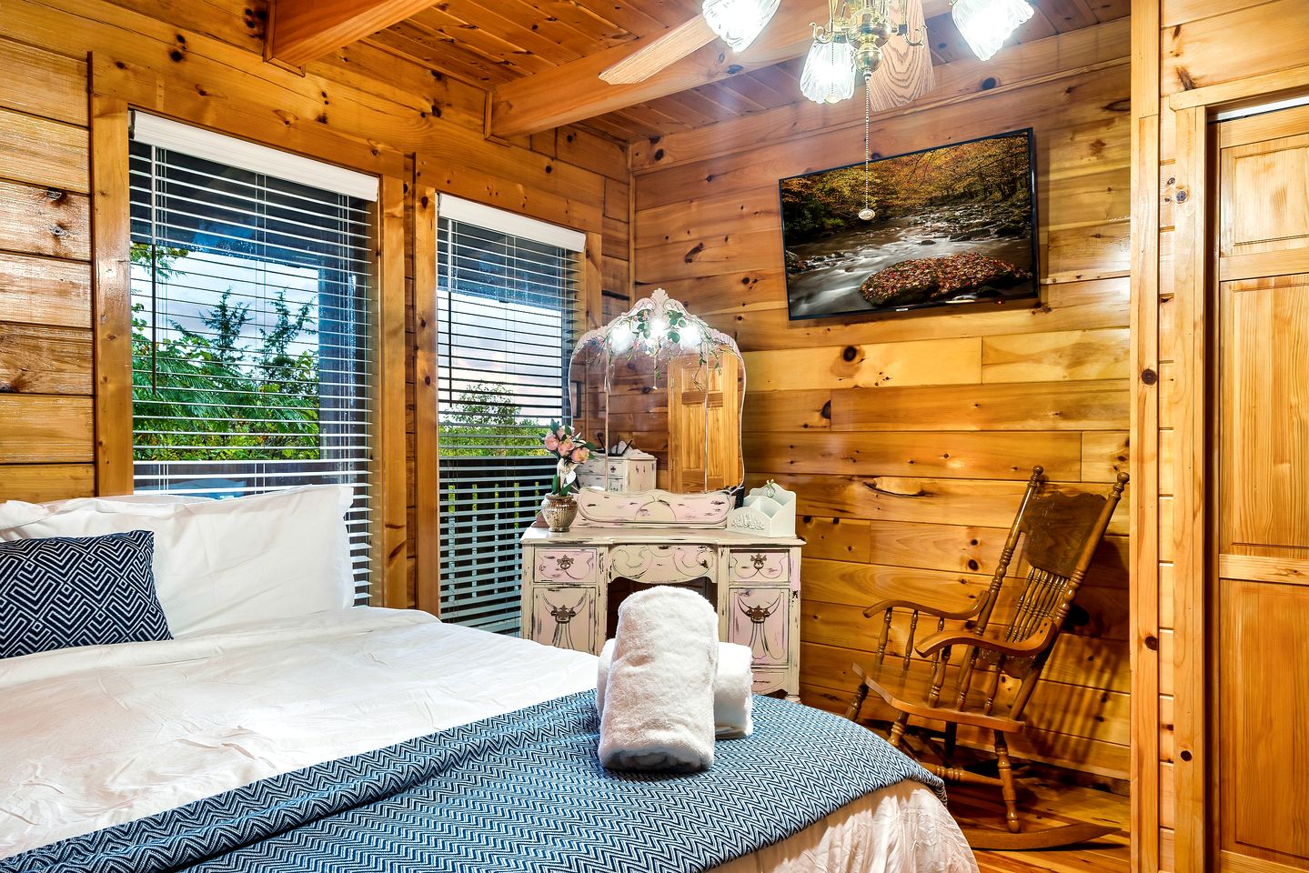 Pet Friendly Log Cabin in the Heart of the Smoky Mountains with Hot Tub and a Pool Table, Sevierville
