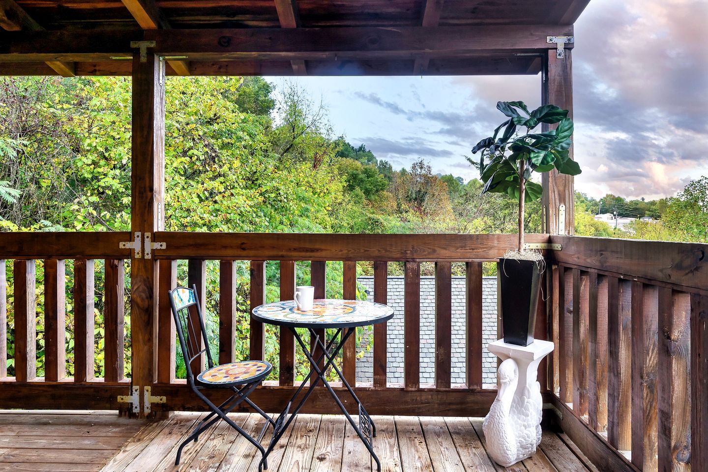 Pet Friendly Log Cabin in the Heart of the Smoky Mountains with Hot Tub and a Pool Table, Sevierville
