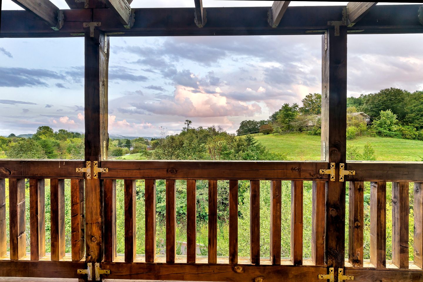 Pet Friendly Log Cabin in the Heart of the Smoky Mountains with Hot Tub and a Pool Table, Sevierville
