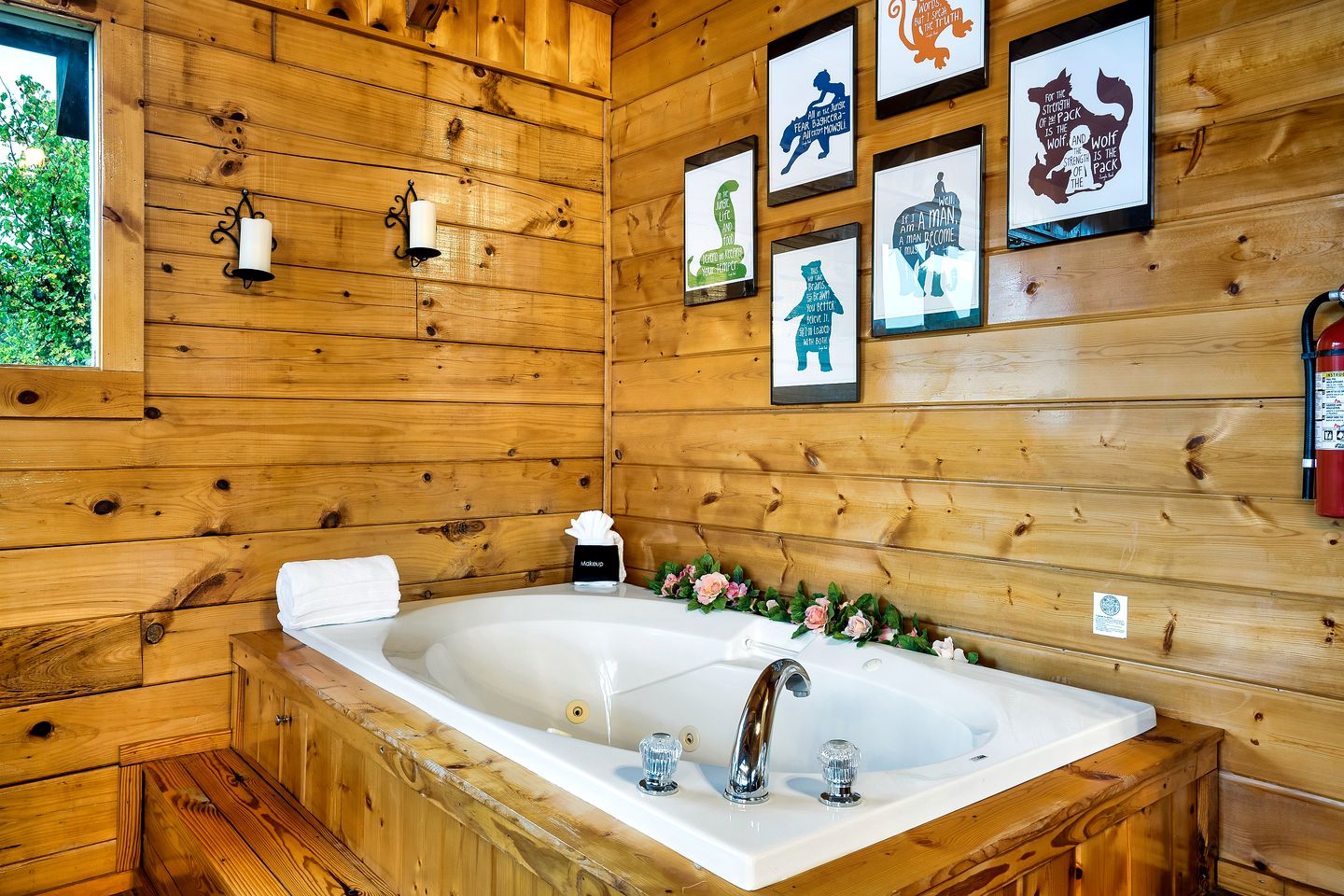 Pet Friendly Log Cabin in the Heart of the Smoky Mountains with Hot Tub and a Pool Table, Sevierville