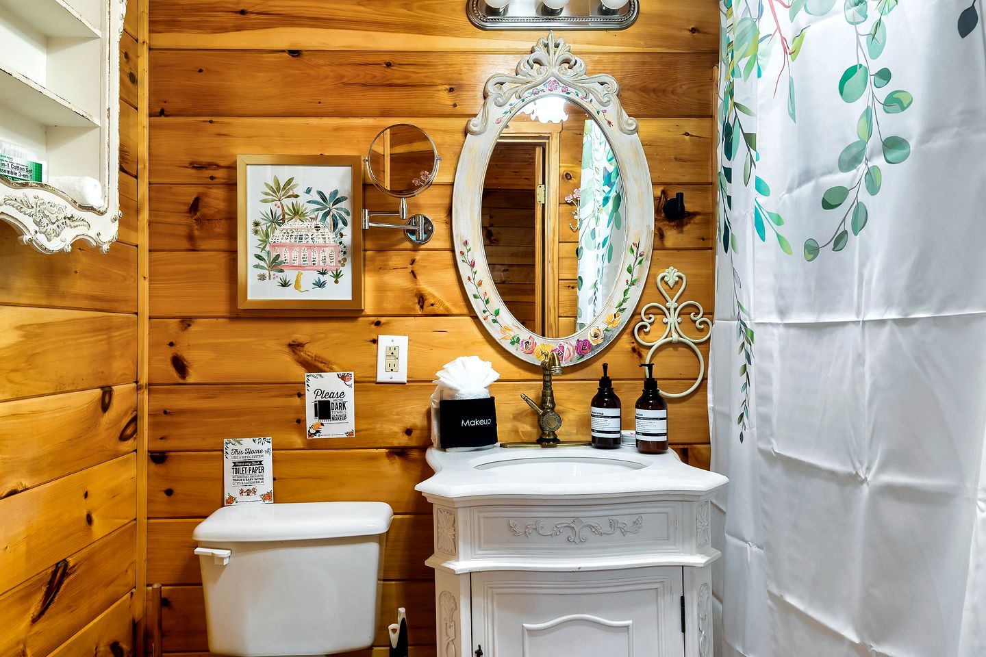 Pet Friendly Log Cabin in the Heart of the Smoky Mountains with Hot Tub and a Pool Table, Sevierville