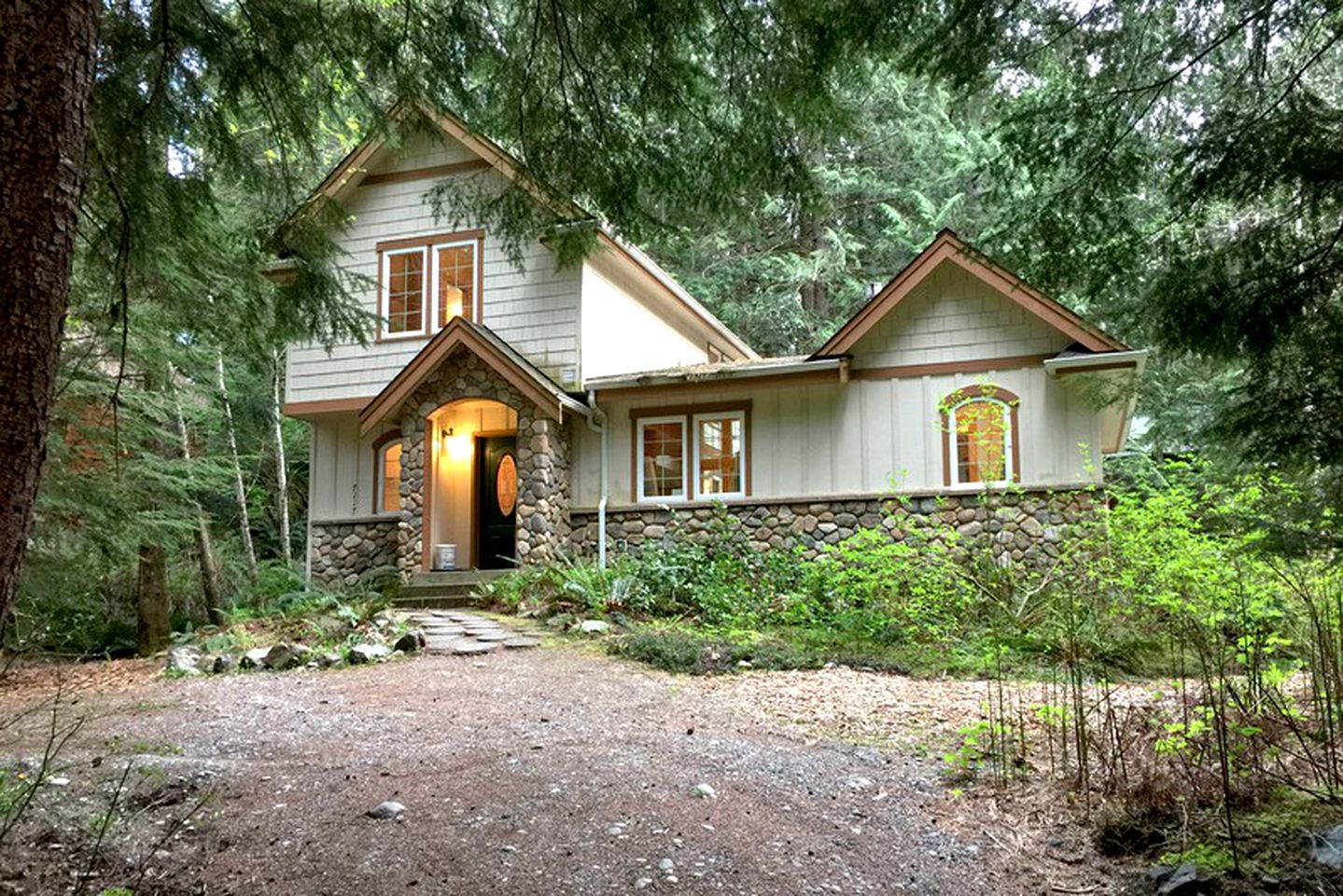 Traditional Vacation Rental with Private Hot Tub near Lake Whatcom, Washington