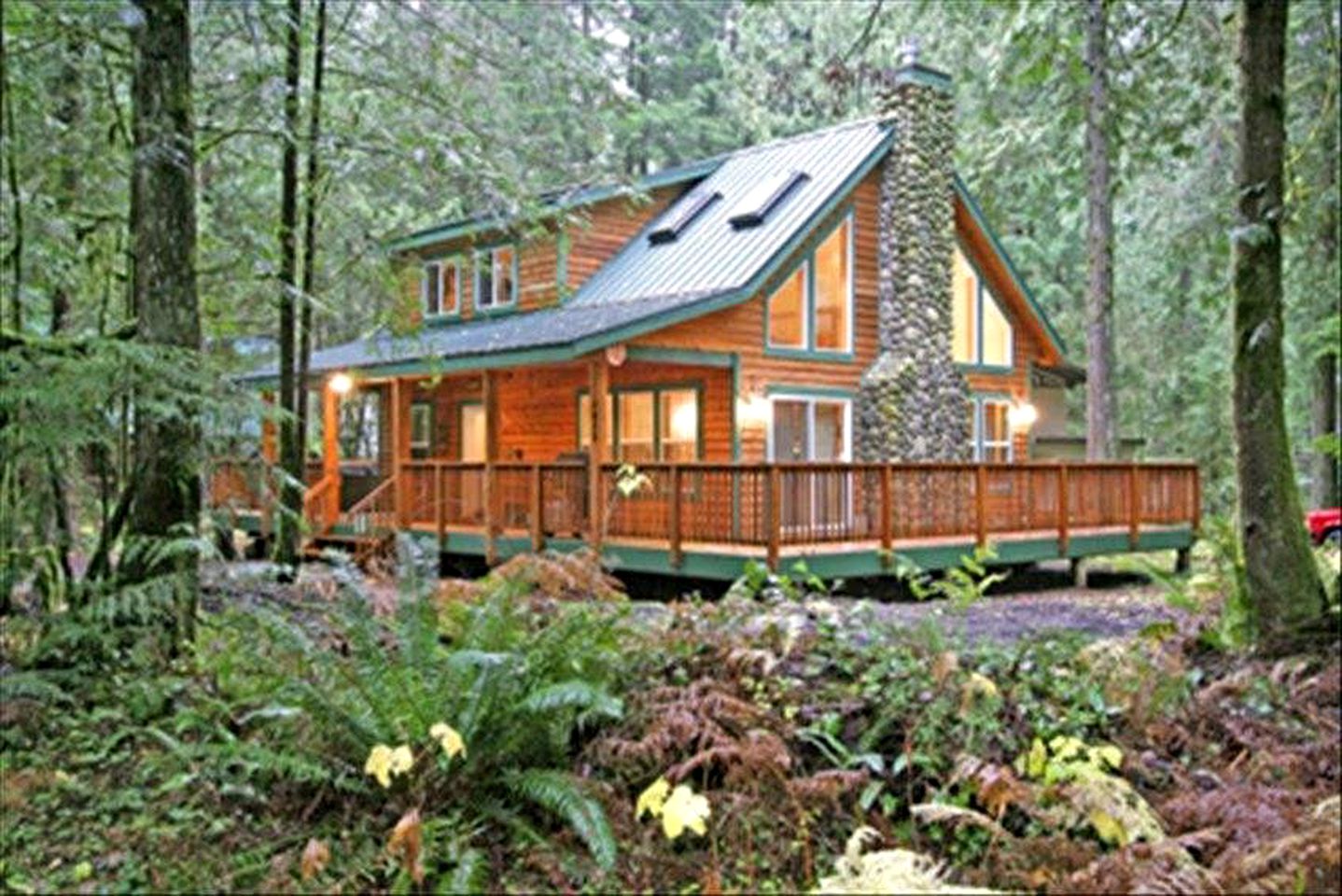 Stunning Luxury Cabin Rental for Seven with Private Hot Tub near Mount Baker