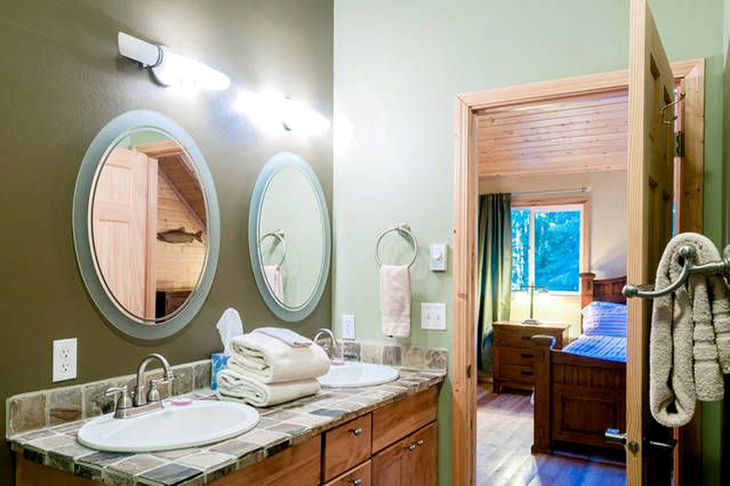 Stunning Luxury Cabin Rental for Seven with Private Hot Tub near Mount Baker