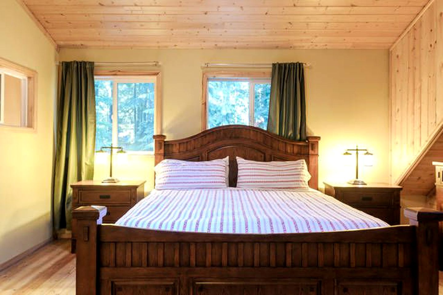 Stunning Luxury Cabin Rental for Seven with Private Hot Tub near Mount Baker