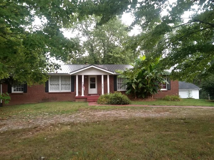 Pet-Friendly 3-Bedroom Ranch with Backyard, Fireplace & Near Nashville