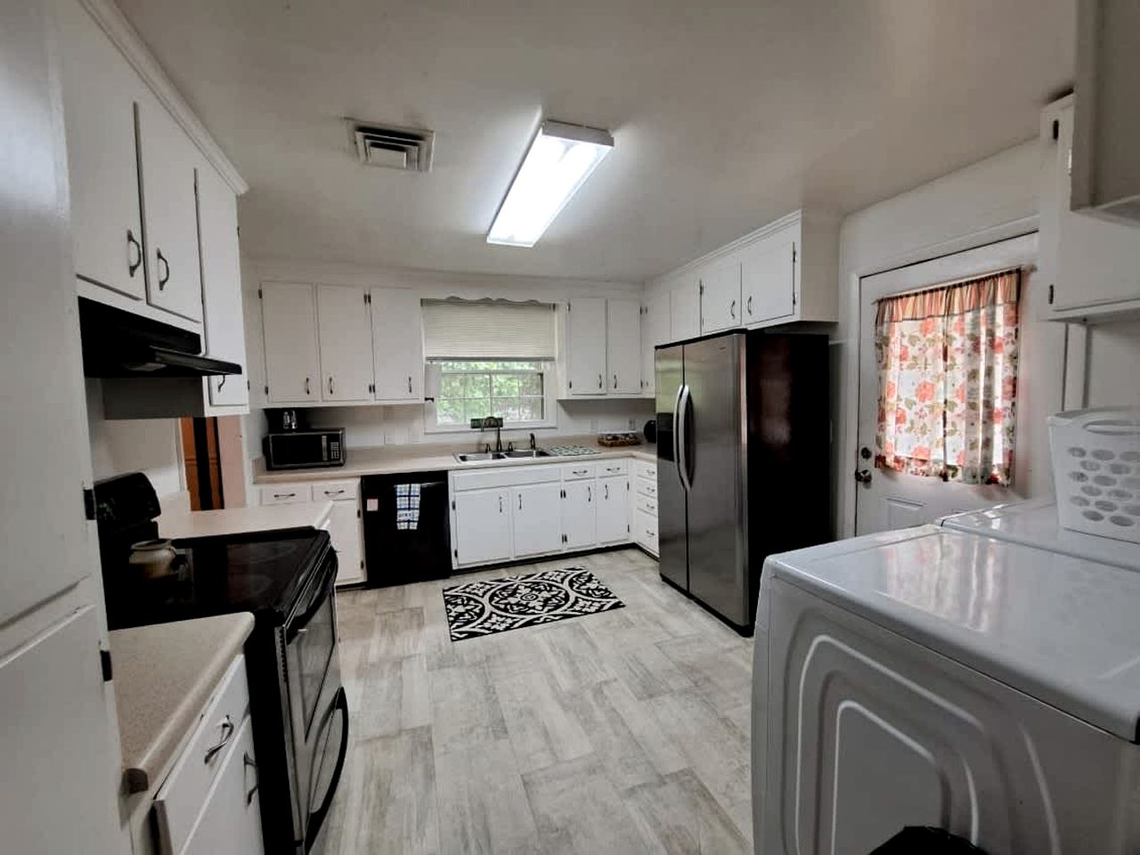 Pet-Friendly 3-Bedroom Ranch with Backyard, Fireplace & Near Nashville