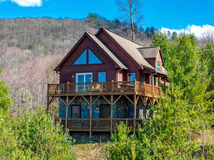 Secluded Cabin with Fantastic Vistas and Hot-tub in Fleetwood, North Carolina
