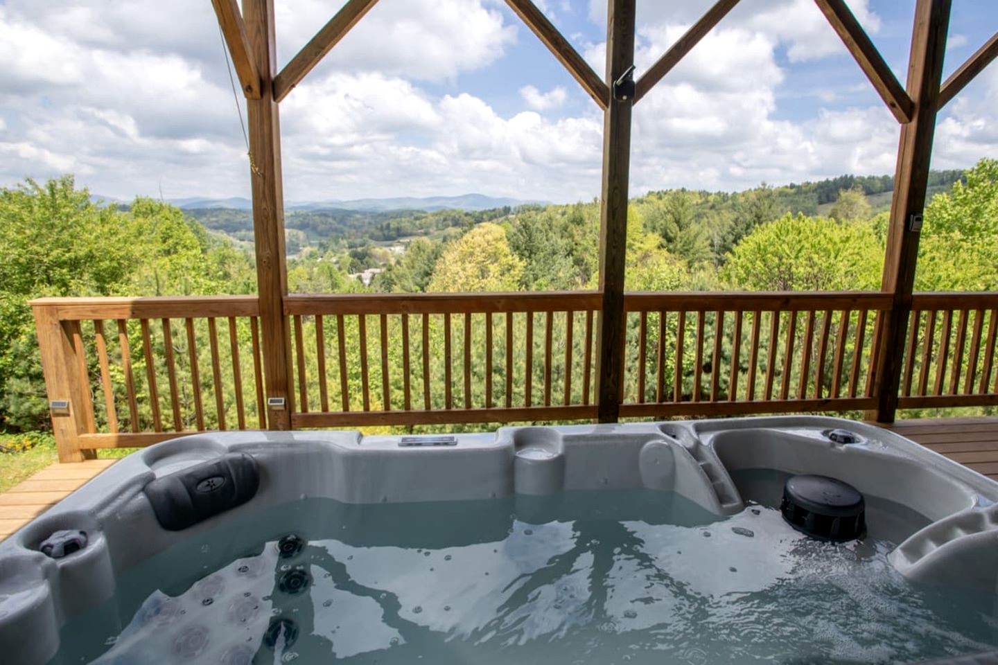 Secluded Cabin with Fantastic Vistas and Hot-tub in Fleetwood, North Carolina