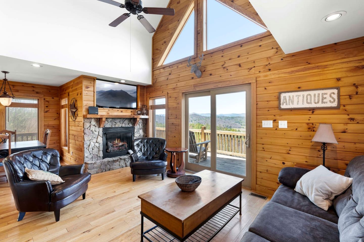 Secluded Cabin with Fantastic Vistas and Hot-tub in Fleetwood, North Carolina