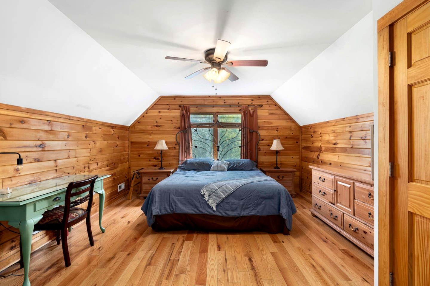 Secluded Cabin with Fantastic Vistas and Hot-tub in Fleetwood, North Carolina