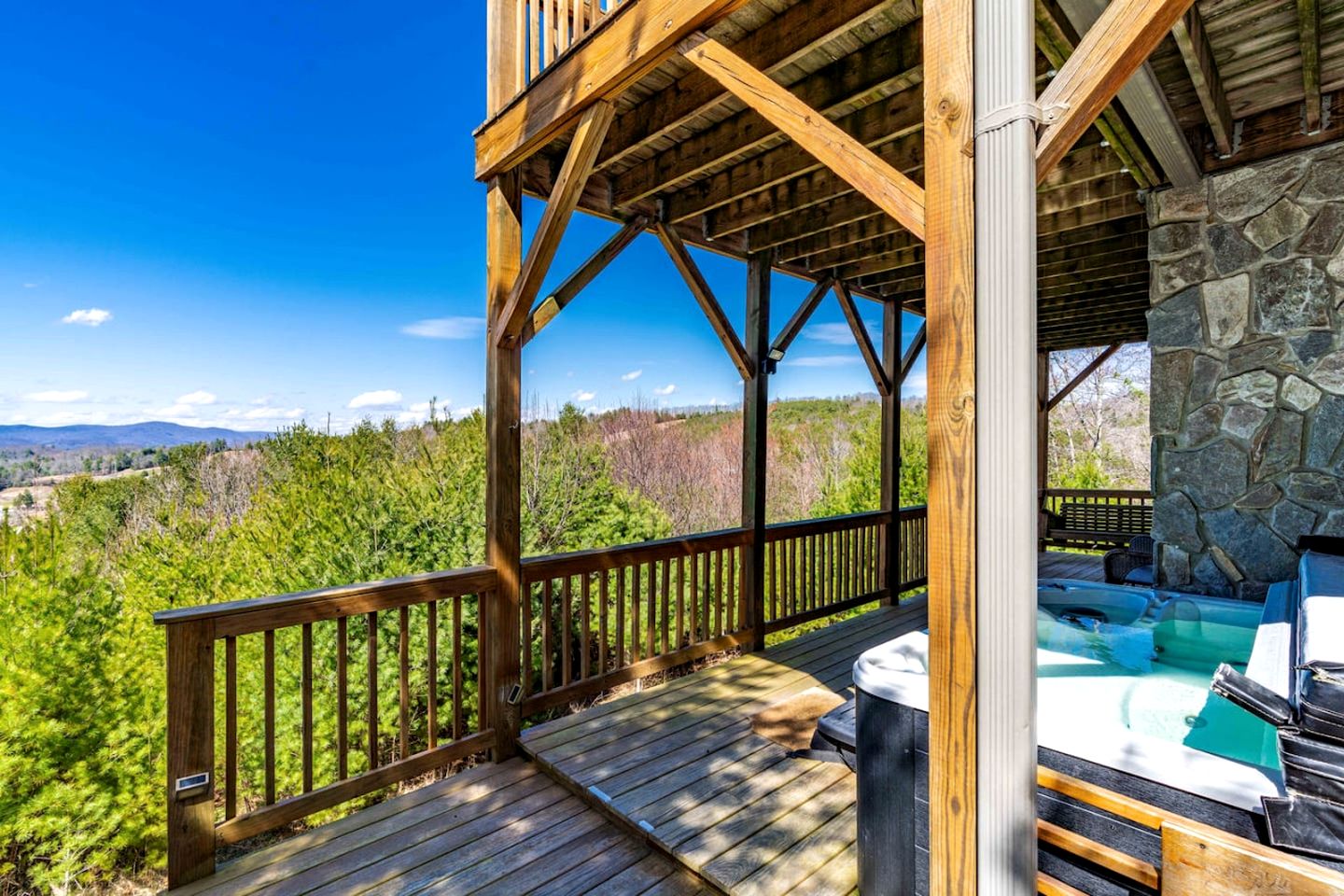 Secluded Cabin with Fantastic Vistas and Hot-tub in Fleetwood, North Carolina
