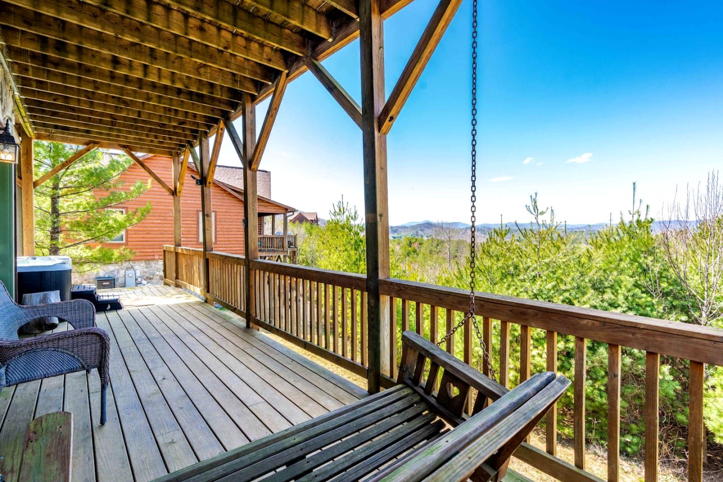 Secluded Cabin with Fantastic Vistas and Hot-tub in Fleetwood, North Carolina