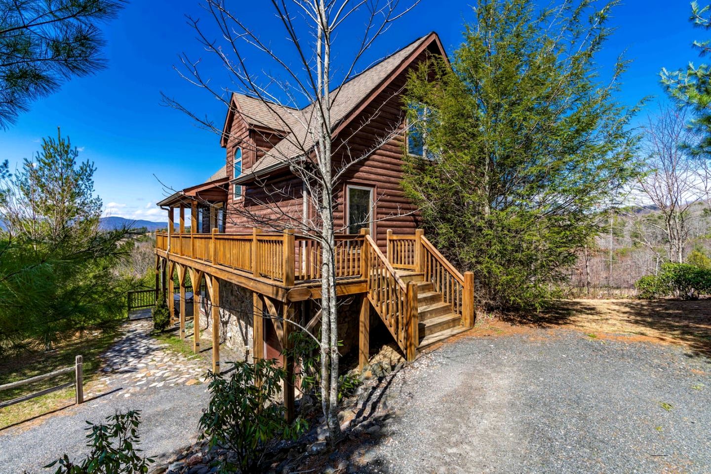 Secluded Cabin with Fantastic Vistas and Hot-tub in Fleetwood, North Carolina