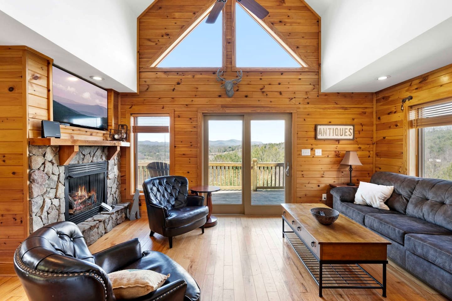 Secluded Cabin with Fantastic Vistas and Hot-tub in Fleetwood, North Carolina