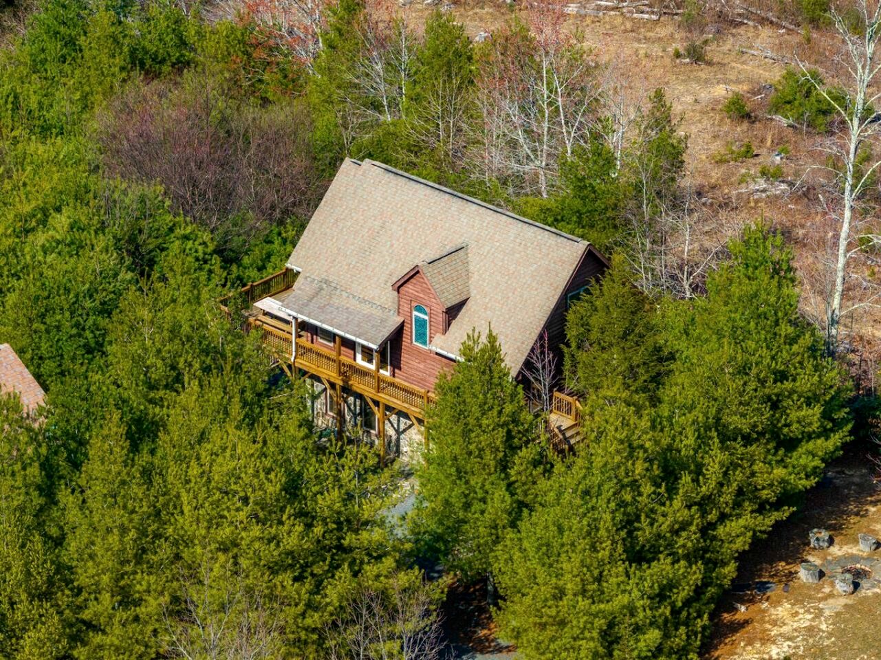 Secluded Cabin with Fantastic Vistas and Hot-tub in Fleetwood, North Carolina