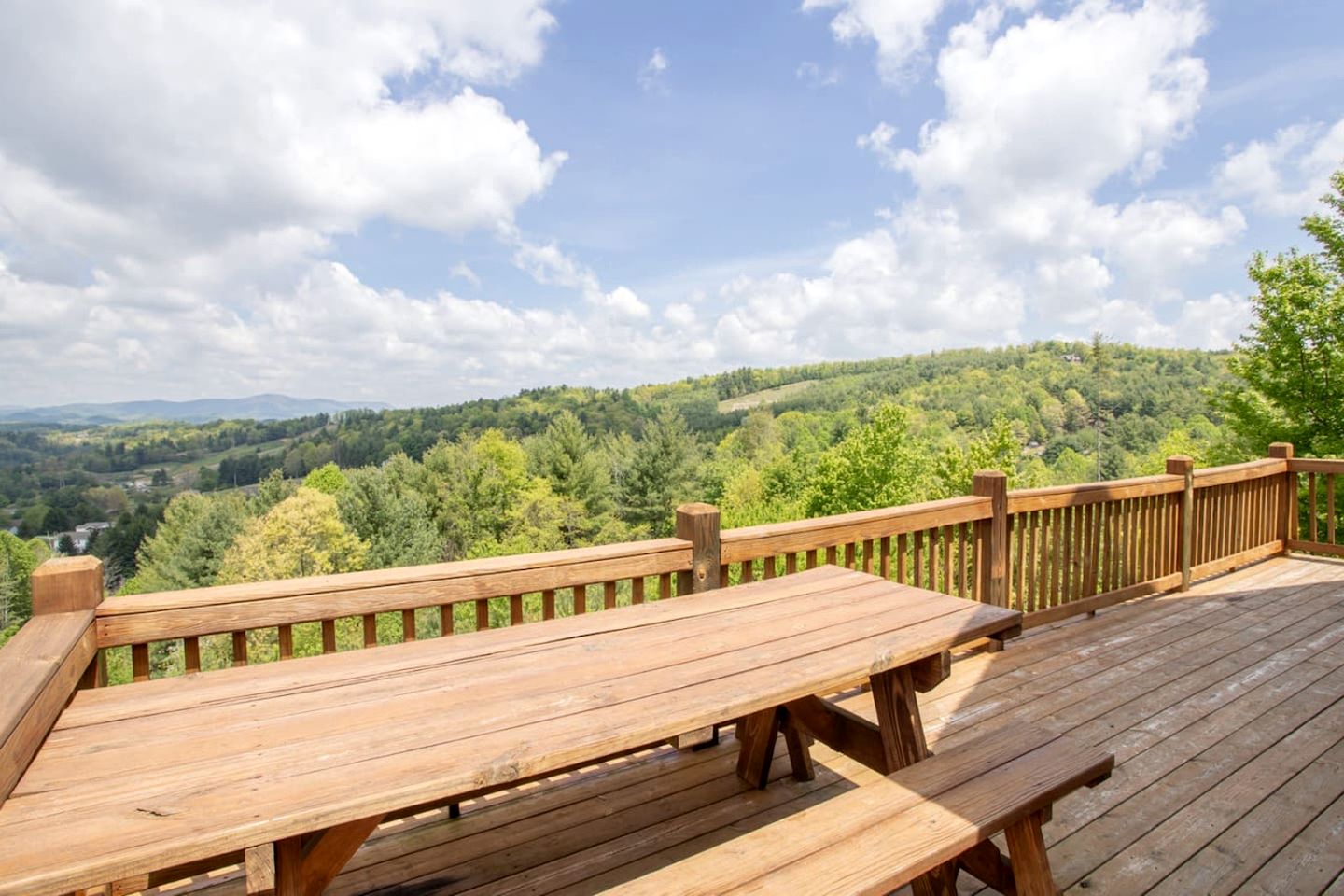 Secluded Cabin with Fantastic Vistas and Hot-tub in Fleetwood, North Carolina