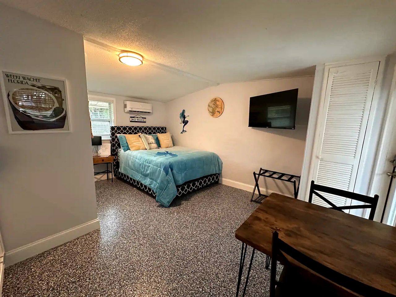 Impressive Riverfront Cottage in Weeki Wachee, Florida