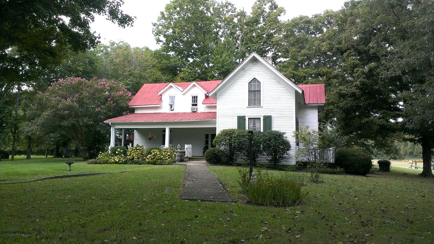 Cozy Cottage on a Working Farm near Fayetteville, Tennessee