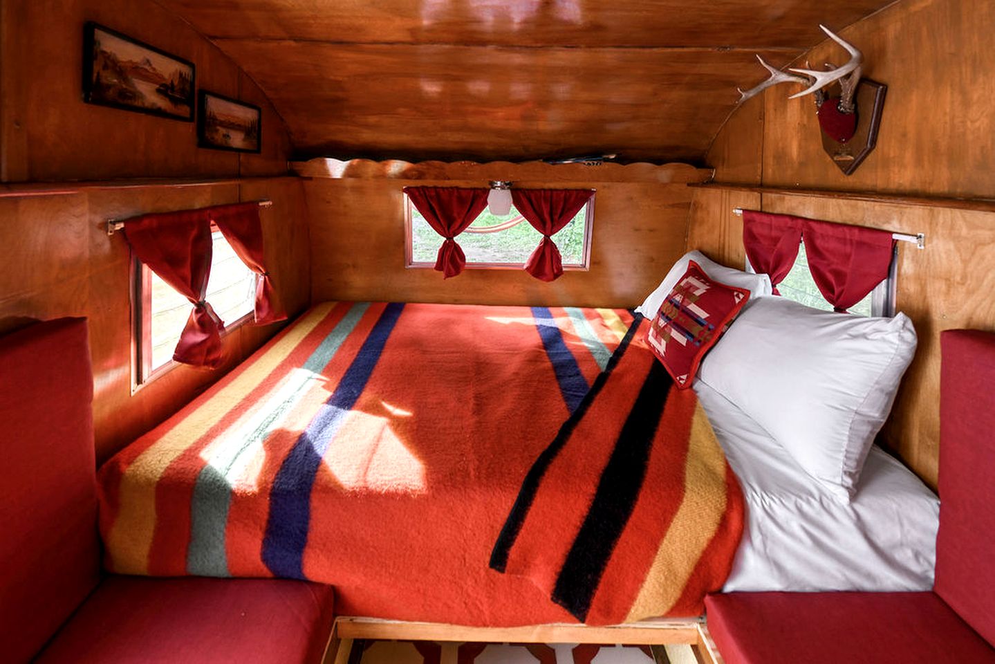 Three Cute Vintage Trailers on a Wonderful Site for a Fantastic Group Escape in Nature in Troy, Wisconsin