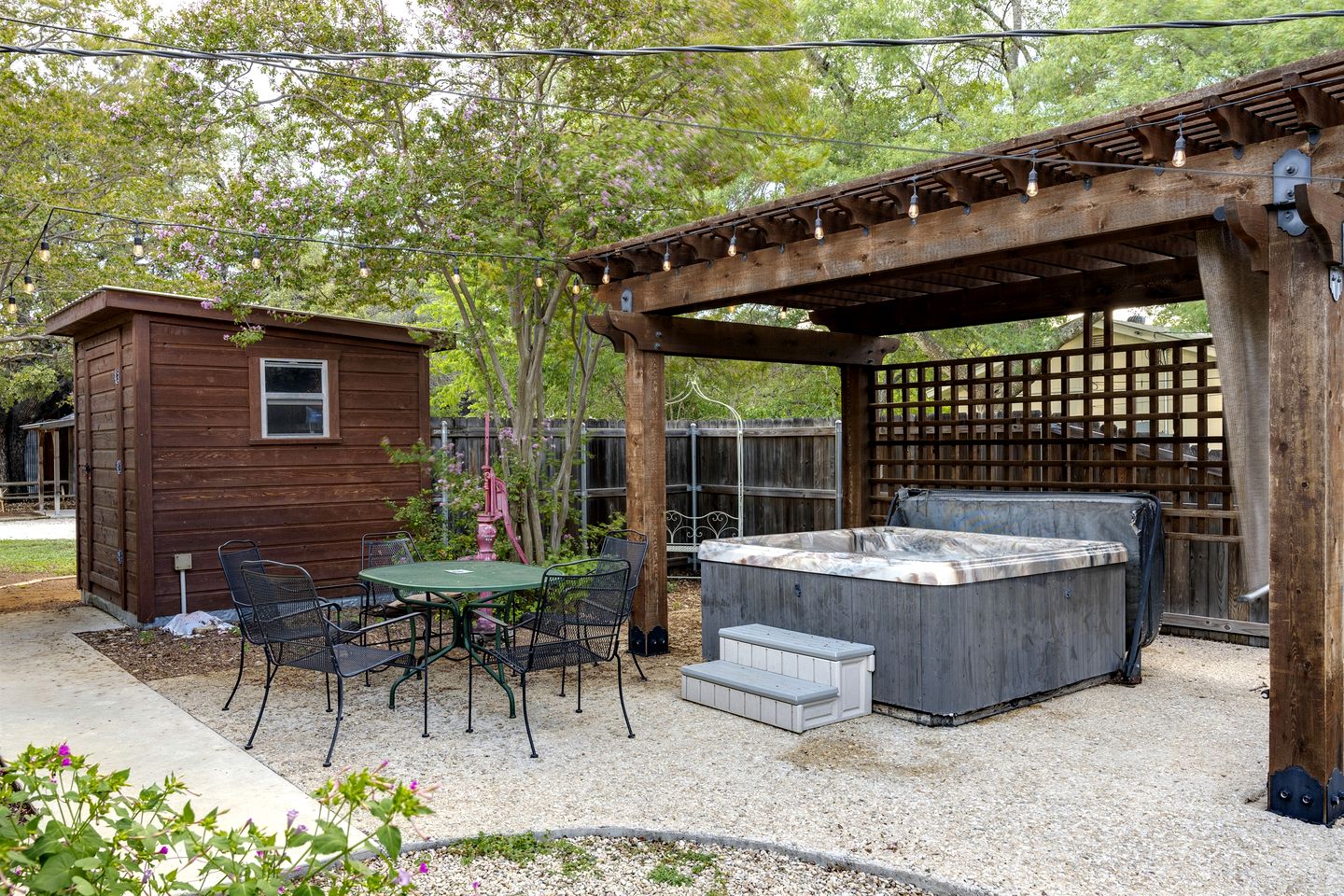 Pet Friendly, Rustic Cottage with Hot Tub and Charming Backyard, Perfect for a Weekend Escape from Austin, Texas