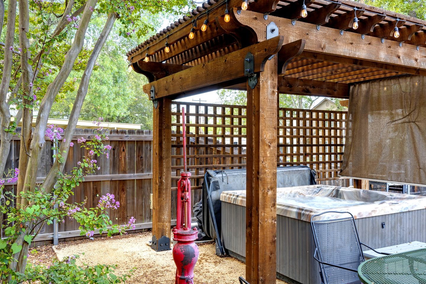 Pet Friendly, Rustic Cottage with Hot Tub and Charming Backyard, Perfect for a Weekend Escape from Austin, Texas