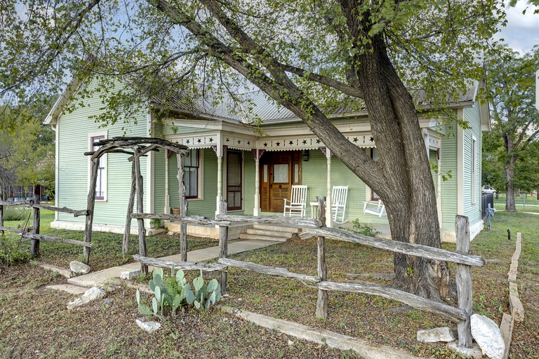 Pet Friendly, Rustic Cottage with Hot Tub and Charming Backyard, Perfect for a Weekend Escape from Austin, Texas