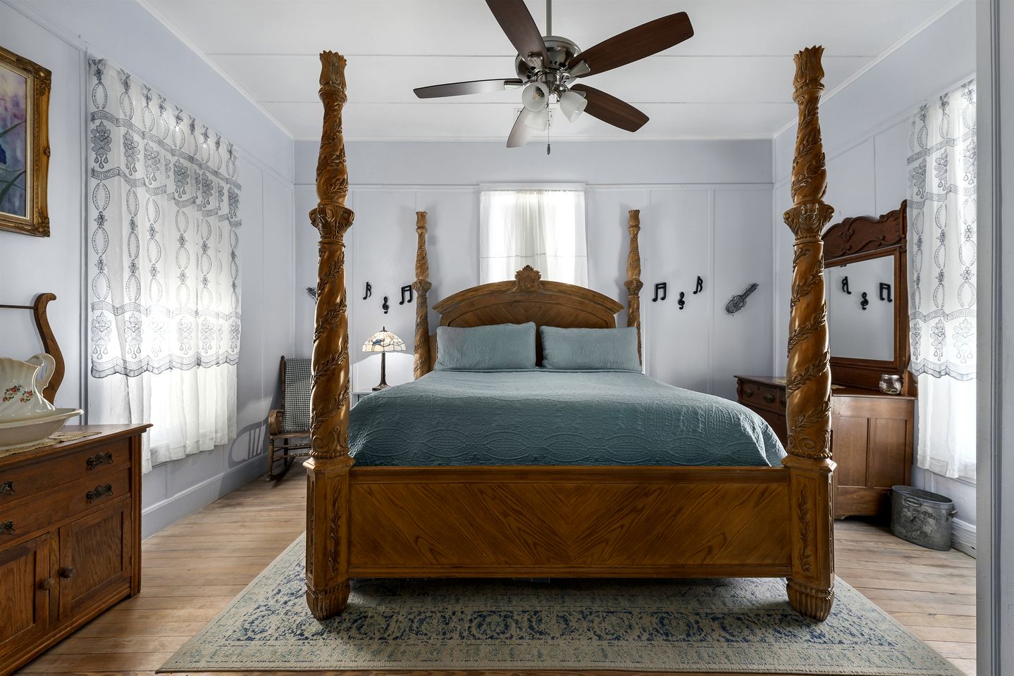 Pet Friendly, Rustic Cottage with Hot Tub and Charming Backyard, Perfect for a Weekend Escape from Austin, Texas