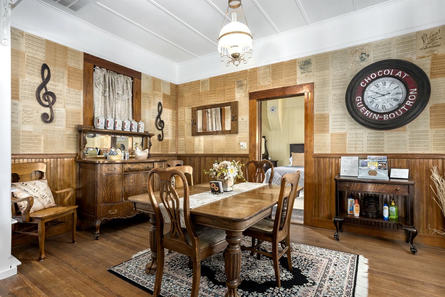 Pet Friendly, Rustic Cottage with Hot Tub and Charming Backyard, Perfect for a Weekend Escape from Austin, Texas