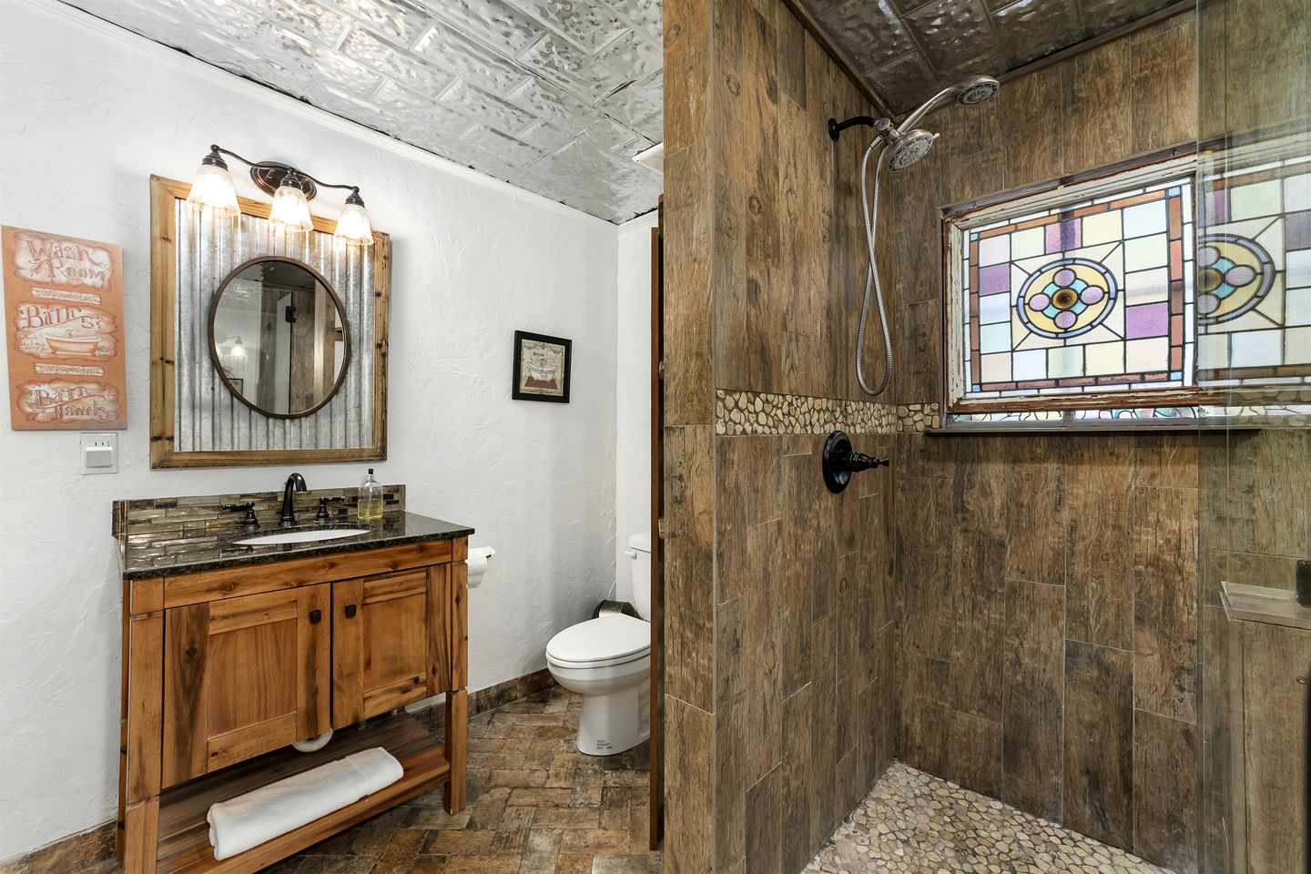 Pet Friendly, Rustic Cottage with Hot Tub and Charming Backyard, Perfect for a Weekend Escape from Austin, Texas